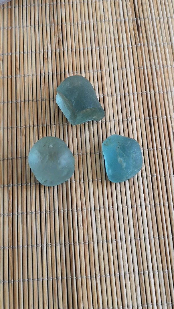 新疆阿勒泰福海县戈壁海蓝宝石