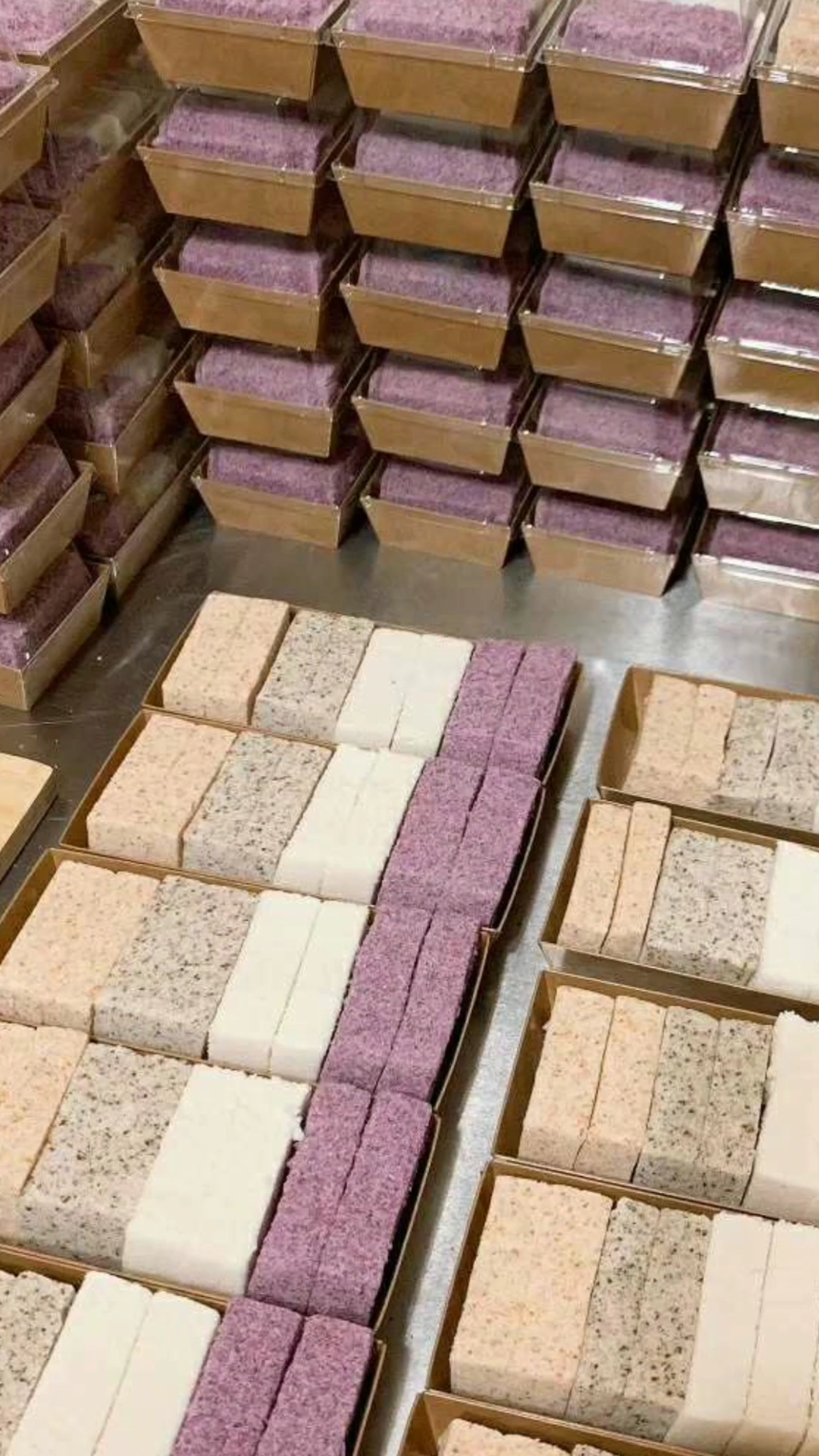 绵绵糕#熟糯米粉200克,熟香米粉100克,秘制糖浆430克,蜂蜜20克,葡萄