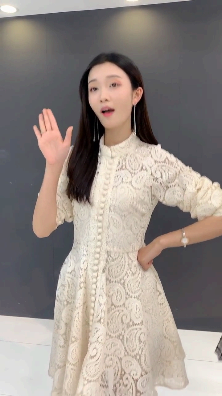 哈喽小姐姐.