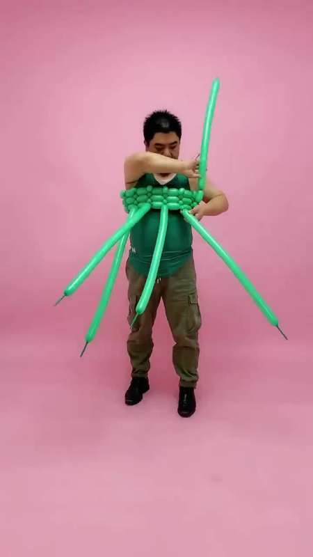 谁说我用气球不能给自己做衣服穿的?