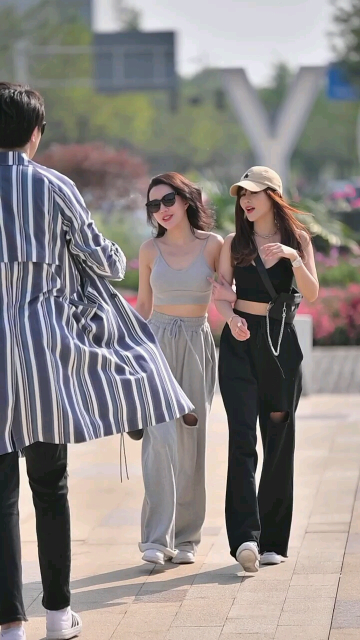 背着女朋友牵闺蜜闺蜜这样做对吗