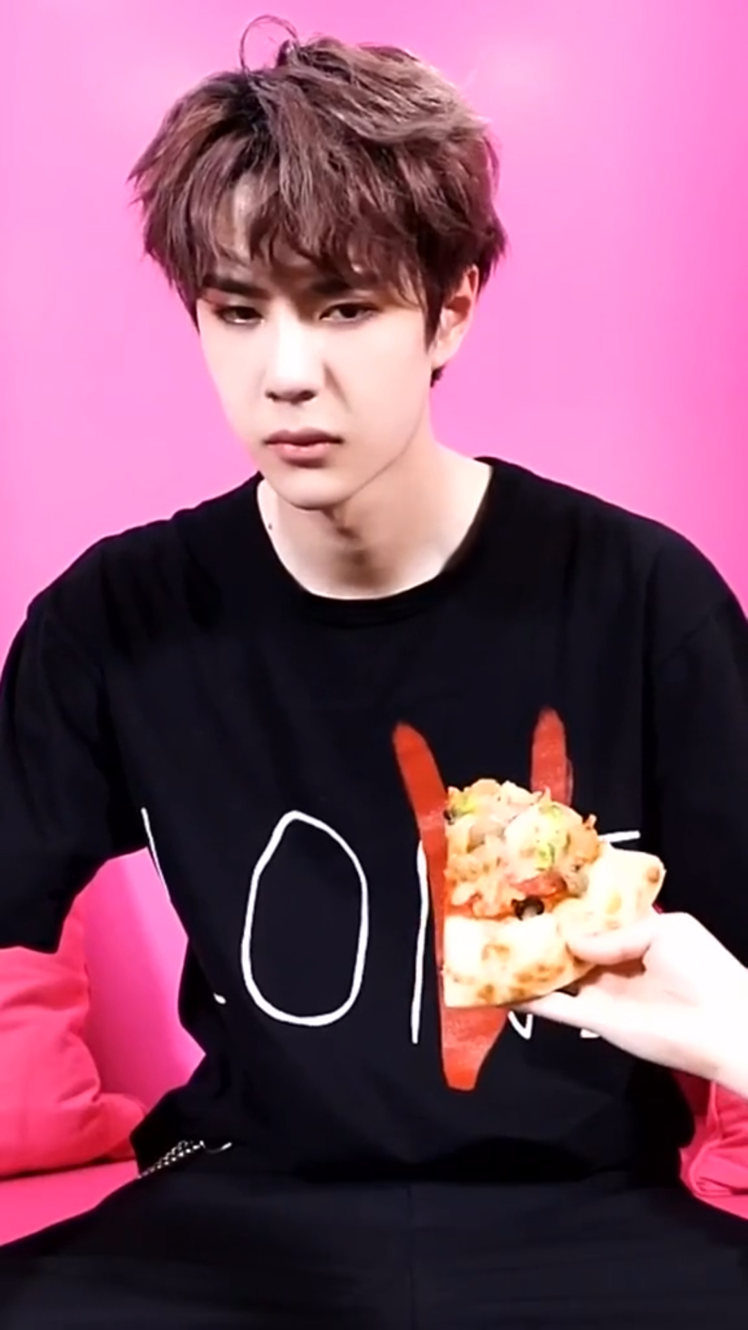 王一博奶盖#一博生气了,哄了好久他才肯吃东西,真让人头疼!