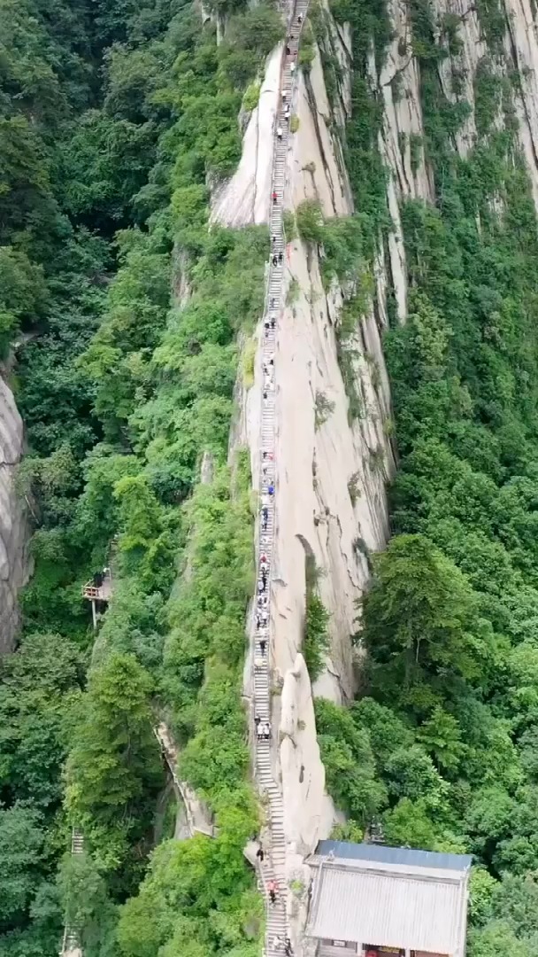 华山天险苍龙岭,530余级台阶,北上西下必经之地.