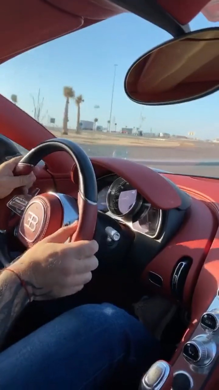 娱乐#土豪驾驶布加迪超跑上街,原来坐在3000万的豪车里是这感觉!