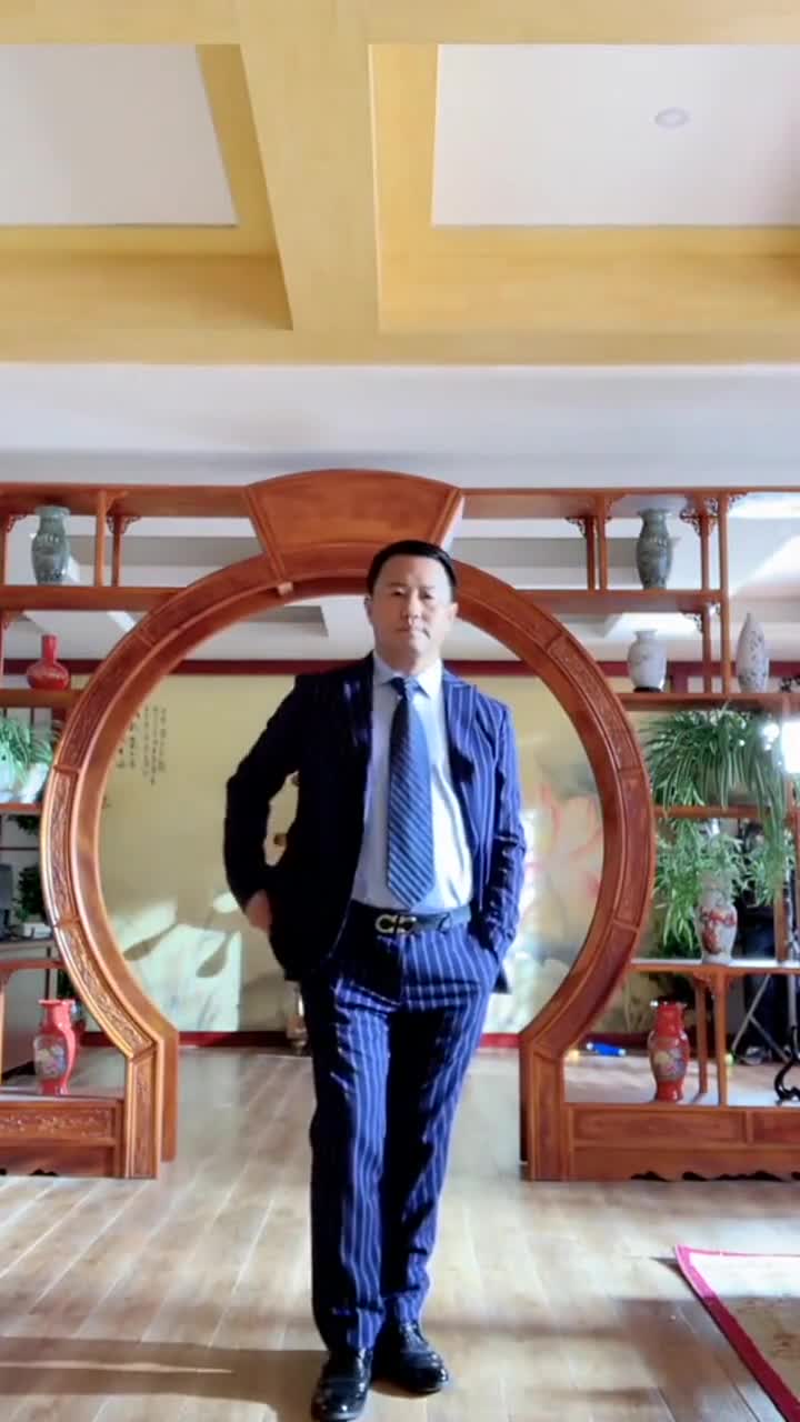 这还是《乡村爱情》里的王长贵吗这身西装穿上,得把谢大脚迷坏了吧