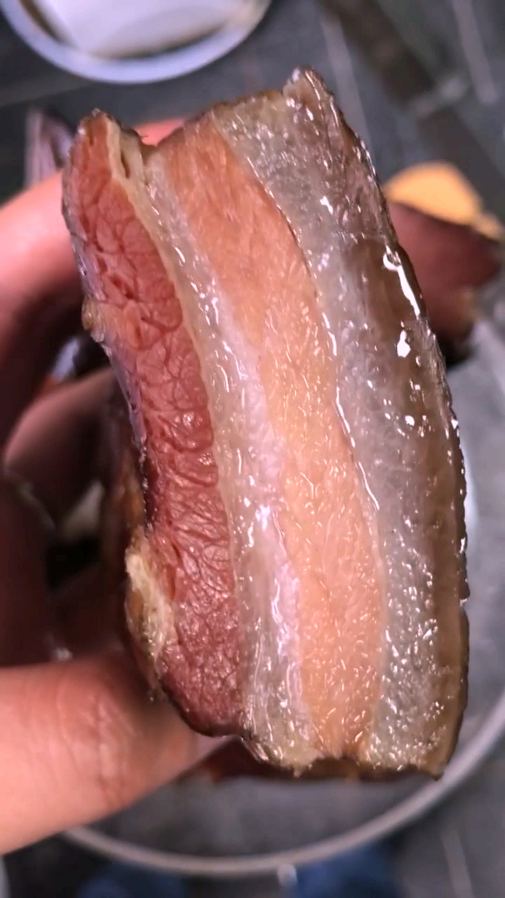 家乡特色美食#煮熟后的五花腊肉,肥肉亮晶晶的,肥瘦看着非常均匀!