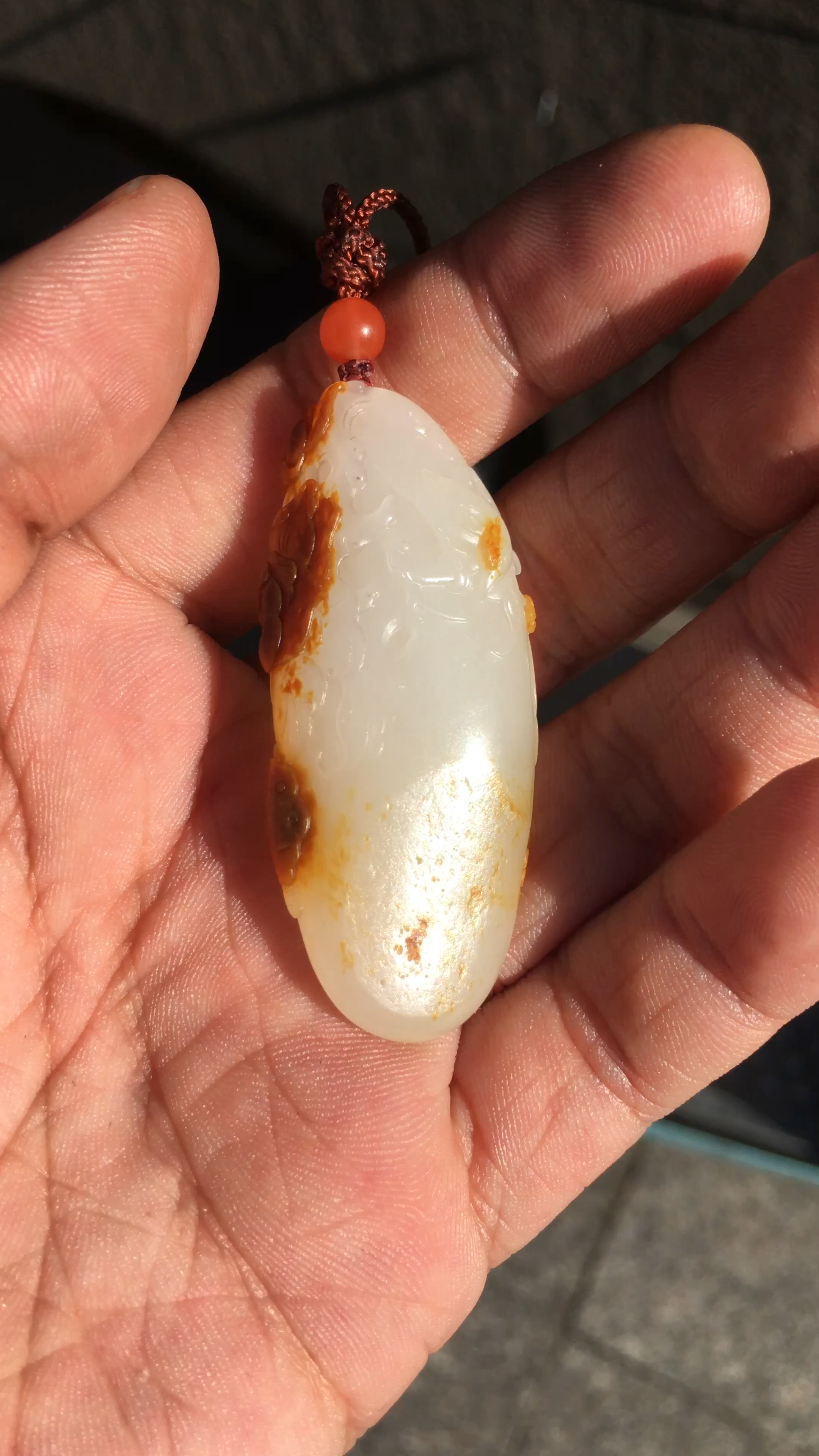 和田玉籽料红皮白肉独籽作品"喜上枝头".