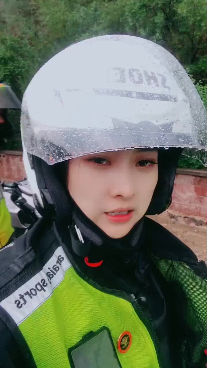 女骑士骑行路上,遇上突如其来的大雨,网友还有心情玩自拍
