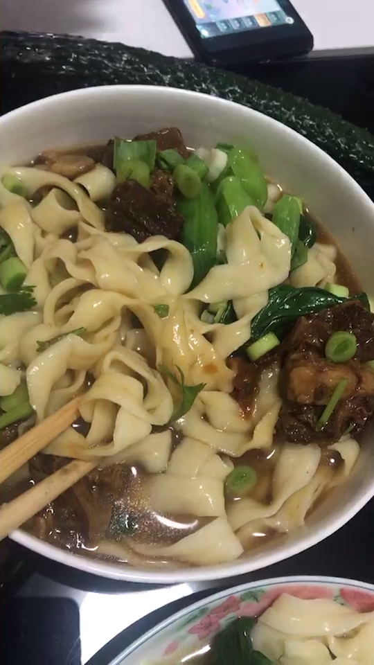 自制家庭版红烧牛肉面,嗯哼～就是介个味儿