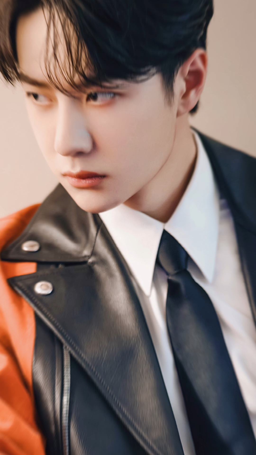 王一博近照曝光,身材消瘦疑似心情不佳,网友直呼:好心疼!