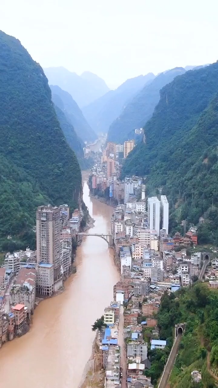 云南最窄县城,峡谷两岸的长腿吊脚楼成了无奈的风景
