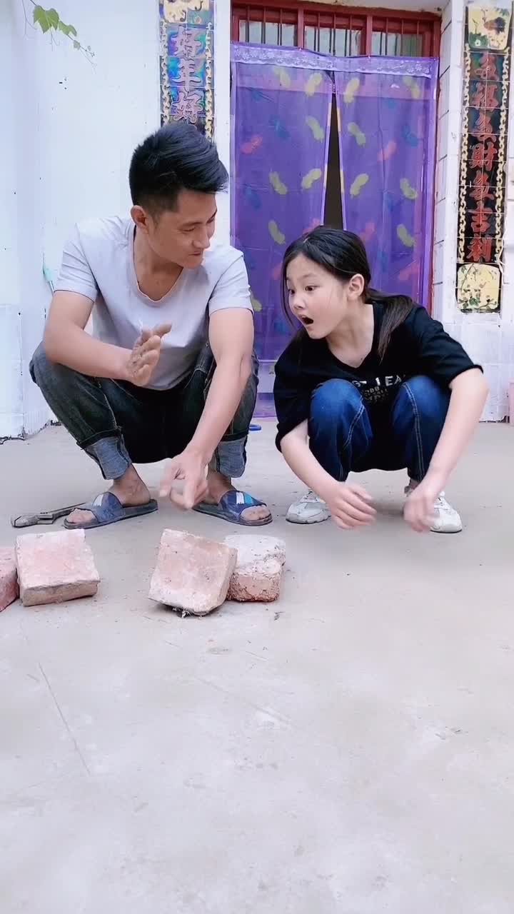 老爸也太厉害了,竟然手劈砖头.