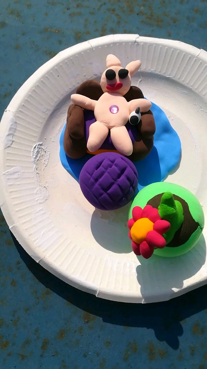 儿子用橡皮泥捏的小兔子做沙发!