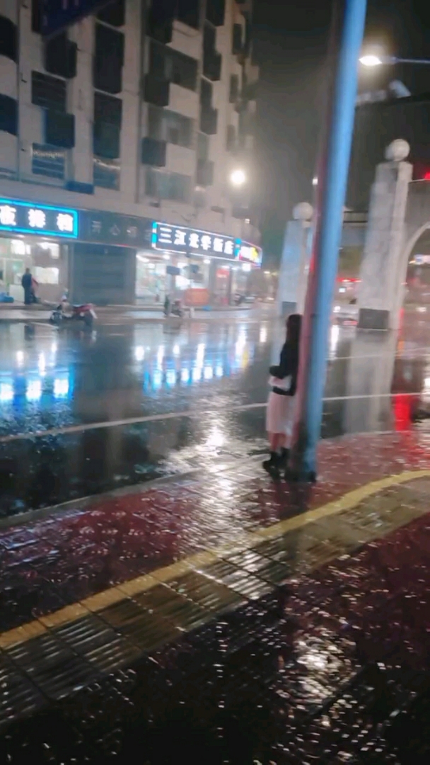 这个小姐姐半夜在这里淋雨不知道经历了什么