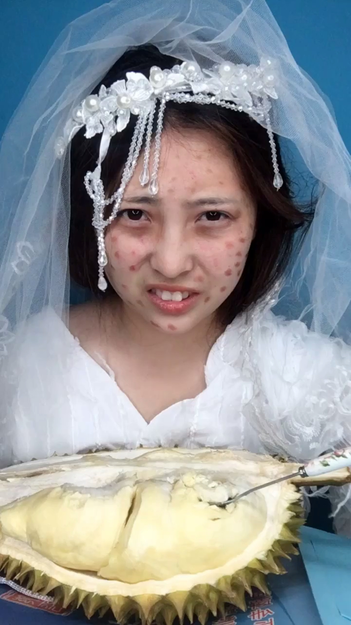 丑新娘吃榴莲化妆去参加婚礼仪式 惊呆全场