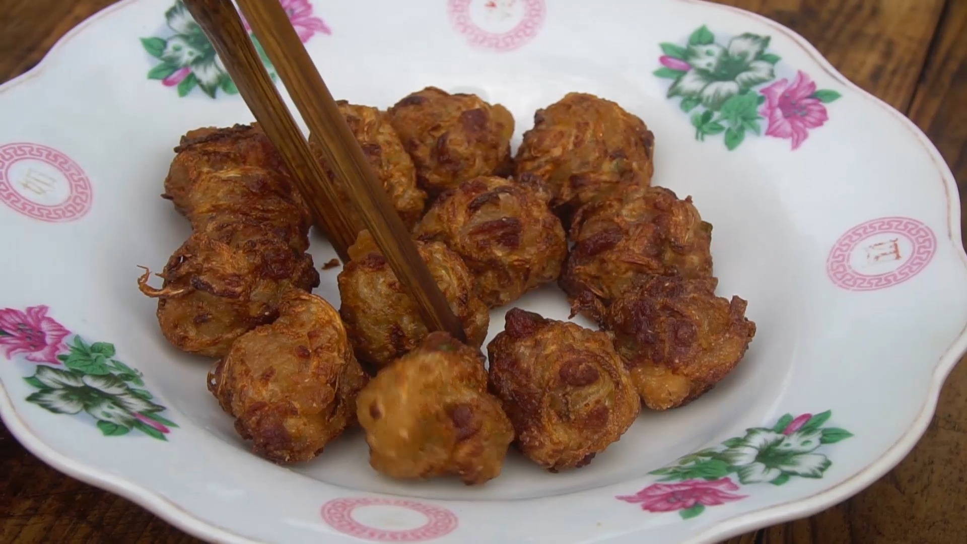 家乡特色美食#客家地道小吃杨梅丸子,外酥里嫩,不是所有客家人都吃过