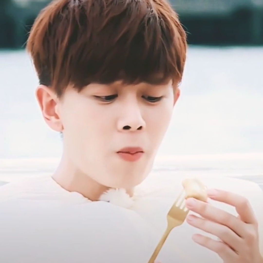 锦衣之下#可爱的嘉伦萌萌的吃法