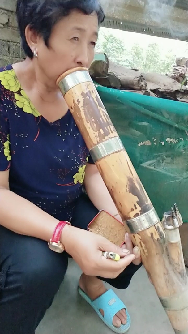 云南十九怪,女人抽烟筒