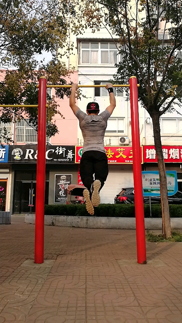 本来想做跳杠,上去发现太窄了