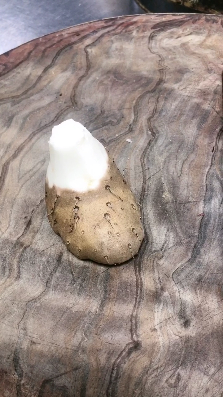 畸形山药被切断了