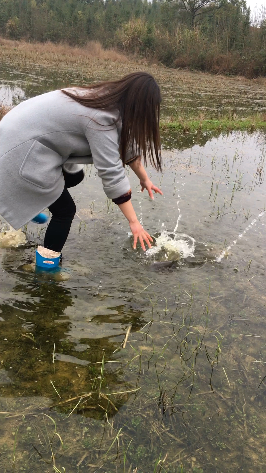美女第一次抓鱼是这样抓的