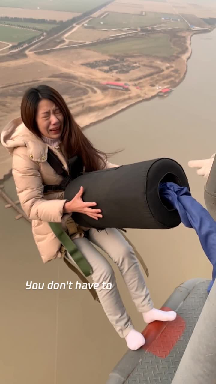 蹦极要哭的表情,你敢不敢?