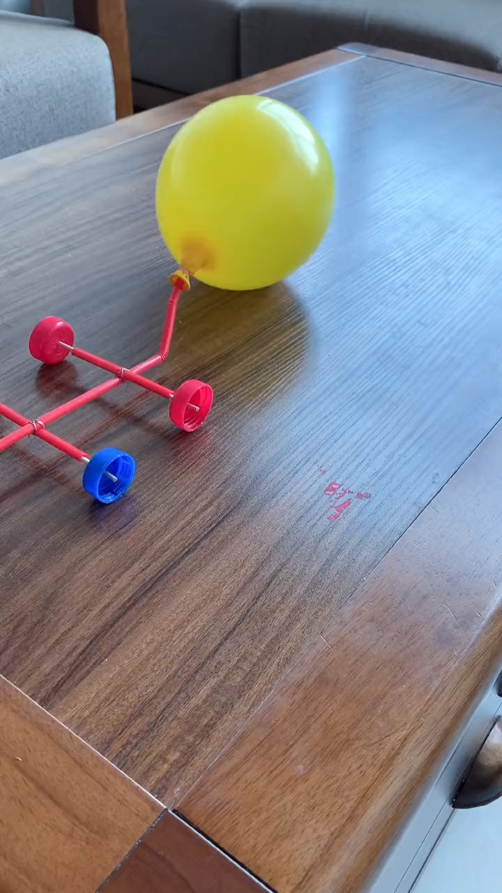 手工制作用瓶盖吸管做的气球动力小车太好玩了跑得真快