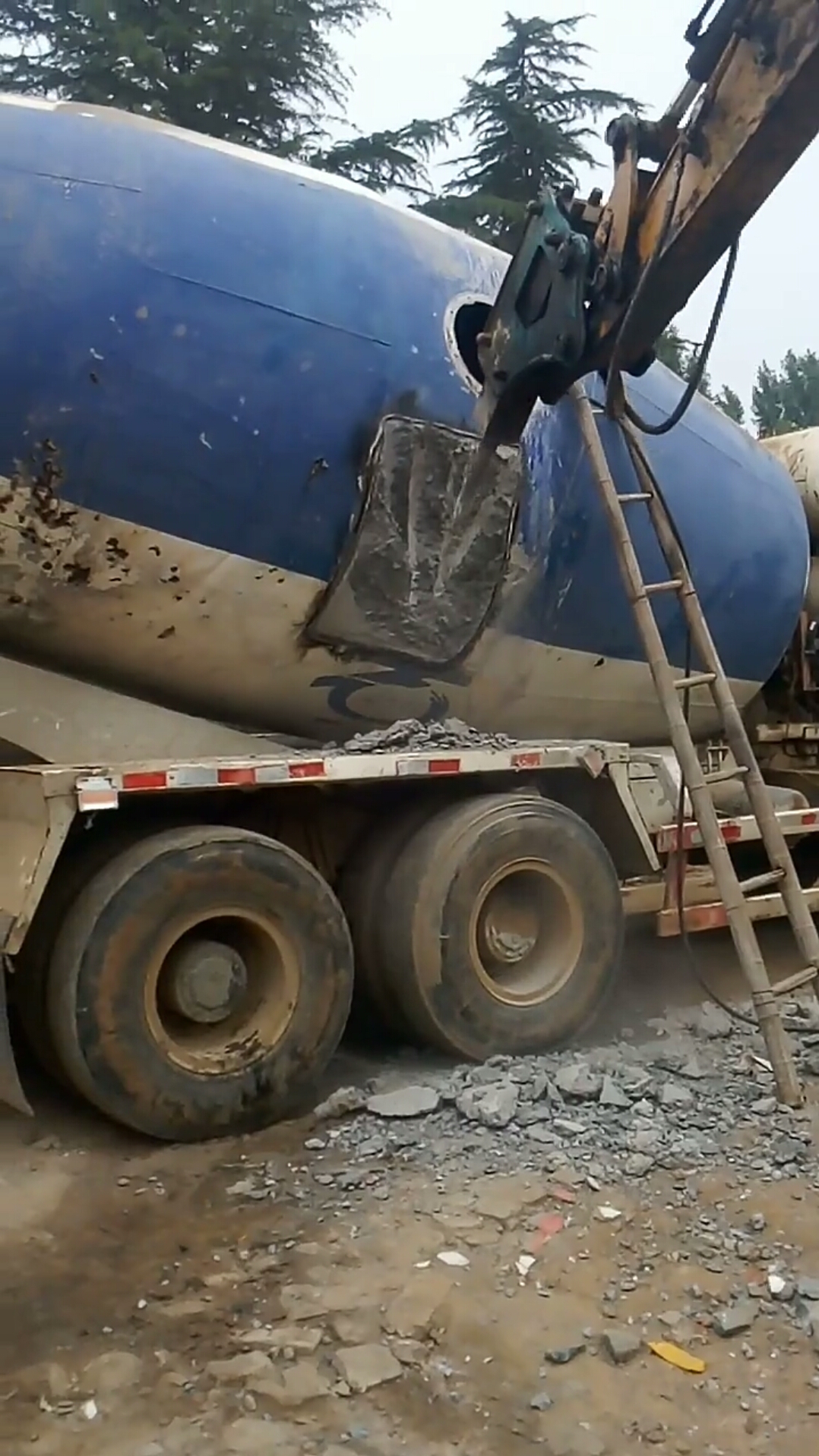 这罐车怎么也想不到,每次都是灌水泥,这次被水泥罐了