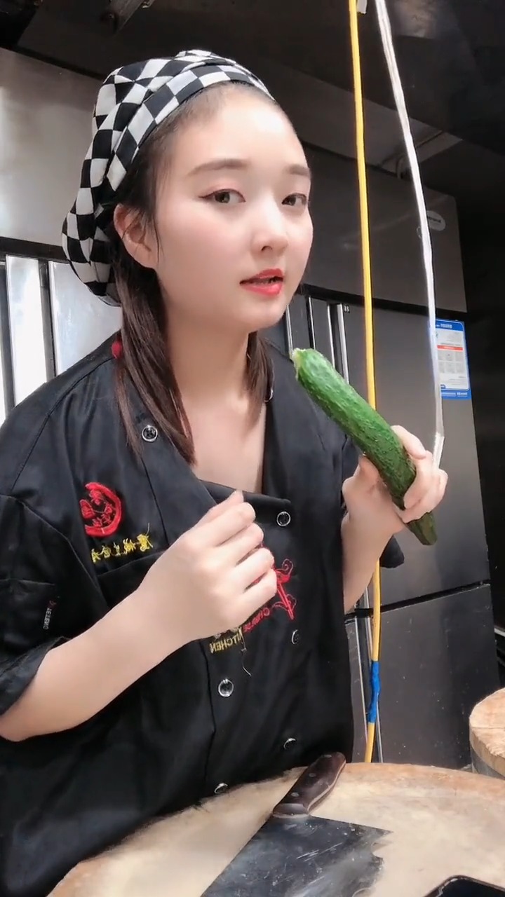 娱乐#后厨新来的厨师美女,简直就是戏精,眼前这一幕,太搞笑了!