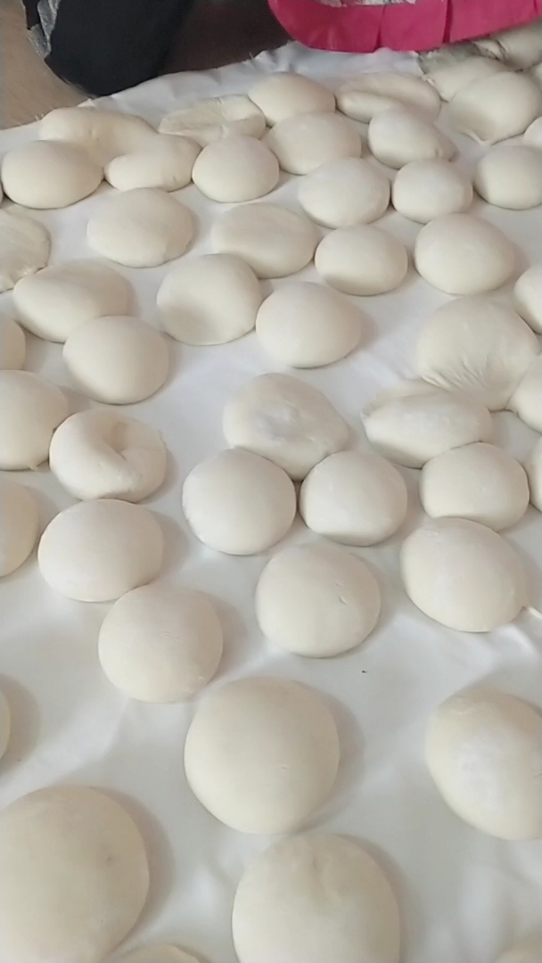 气死了,过年蒸馒头,被一个小家伙踩成这样