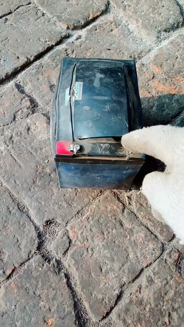 电瓶鼓包有以下两种情况导致