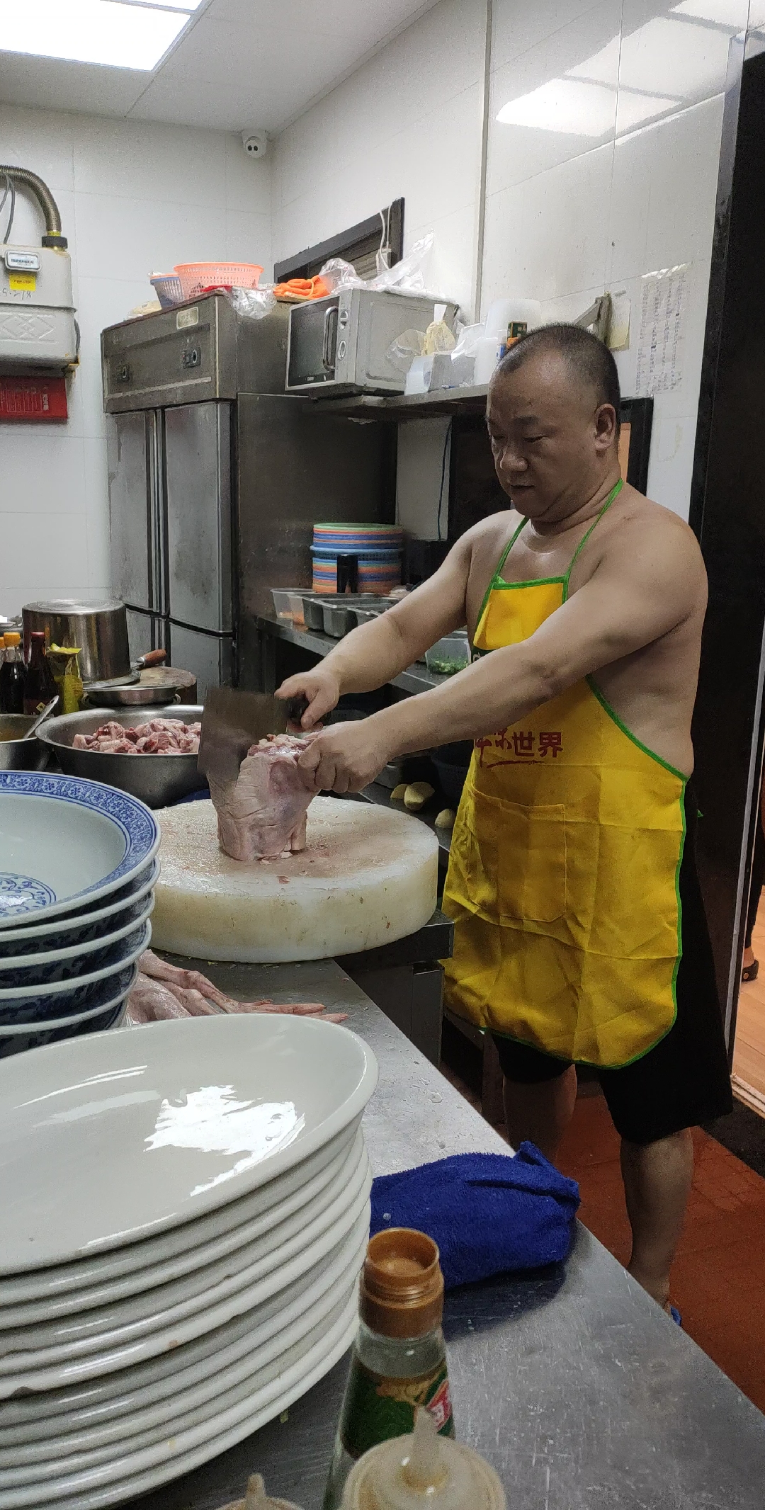 大厨,你是来搞笑的吗?大家仔细看他像哪位明星.