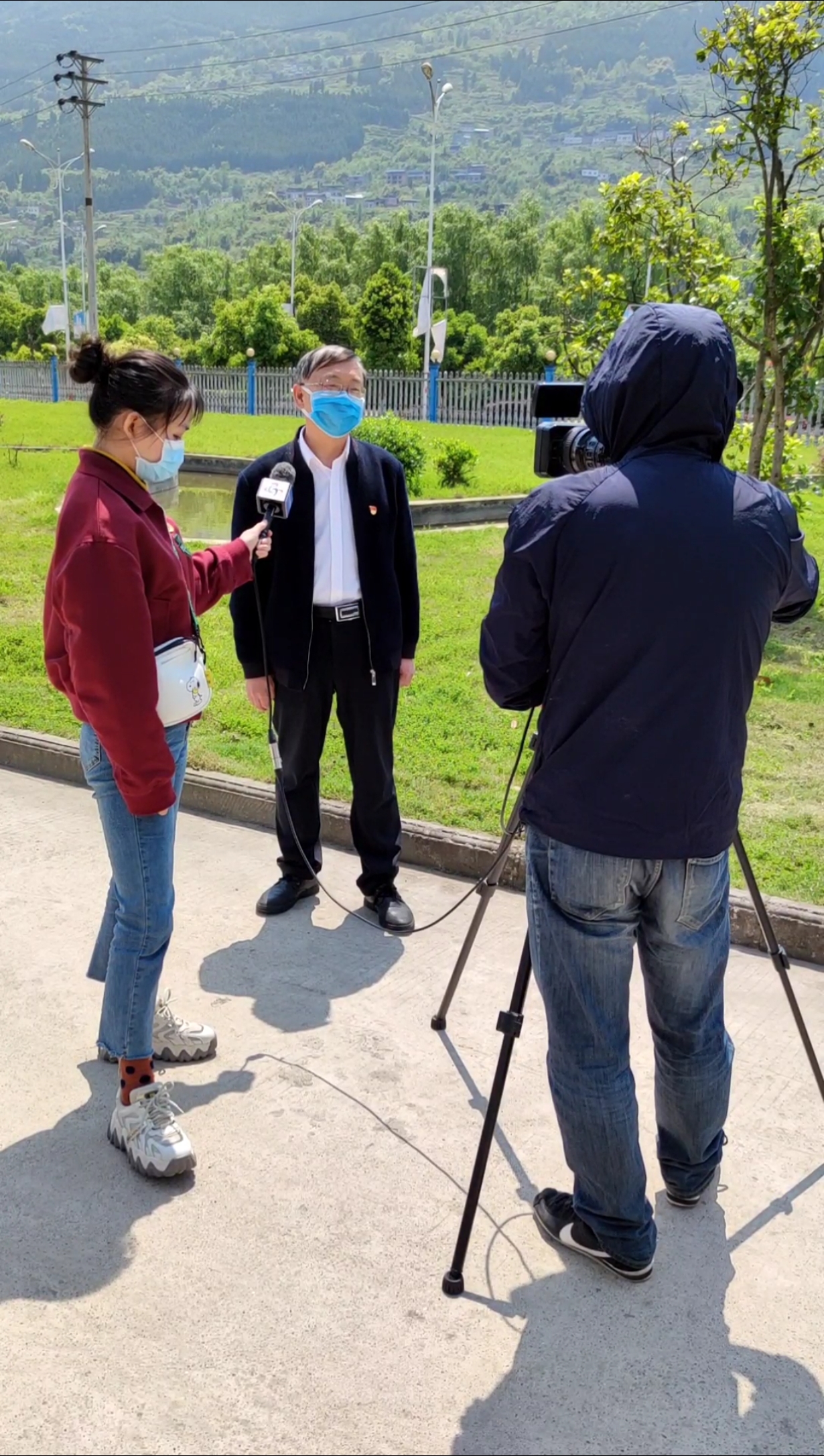 对准窗外#路遇电视台记者采访,光顾着拍照,不知道他们聊些什么