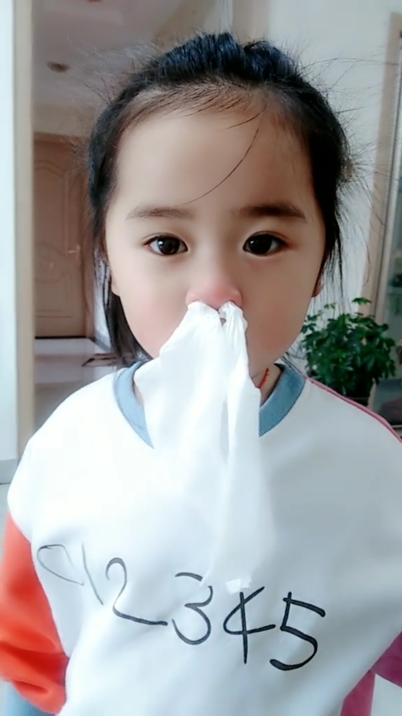 把鼻子里塞这么多纸