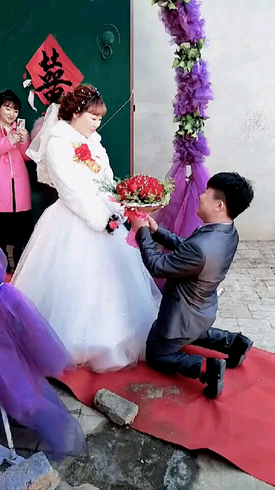 新娘说了,必须双膝下跪不跪拿地上板砖拍