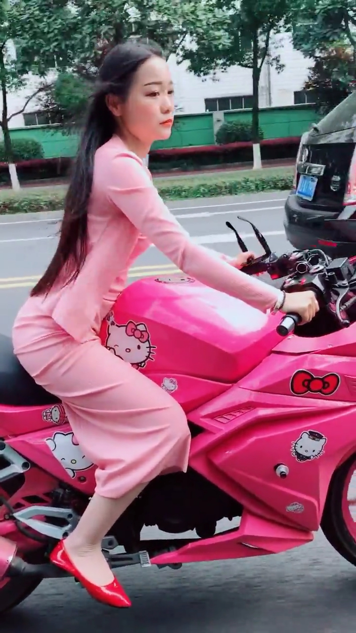 真帅气,美女骑摩托车!一身粉嫩