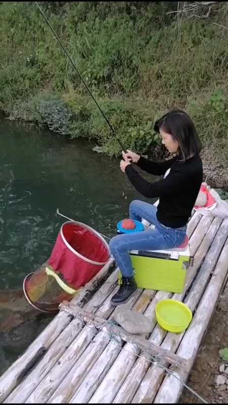 不用回家啦我自己玩的也挺嗨的女钓手户外钓鱼我要上热门-全民小视频