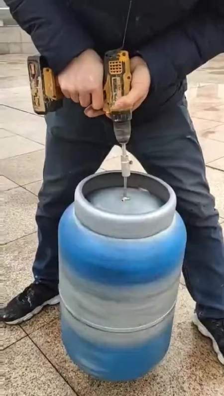 搞笑段子#大爷的世界真是个迷,别人都是玩陀螺他直接整煤气罐来玩这 