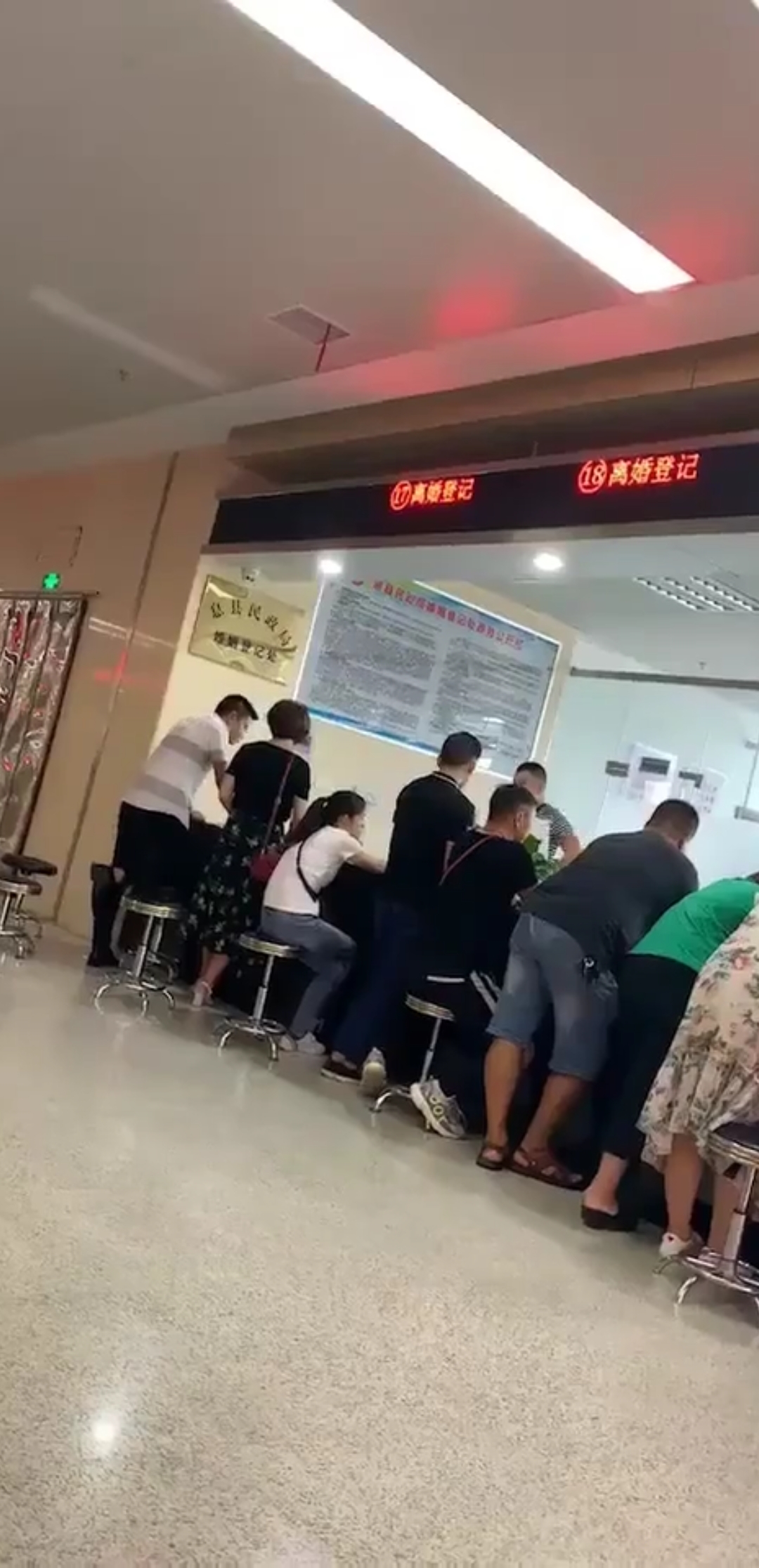 中秋#离婚的排队,结婚的没人,是怎么回事