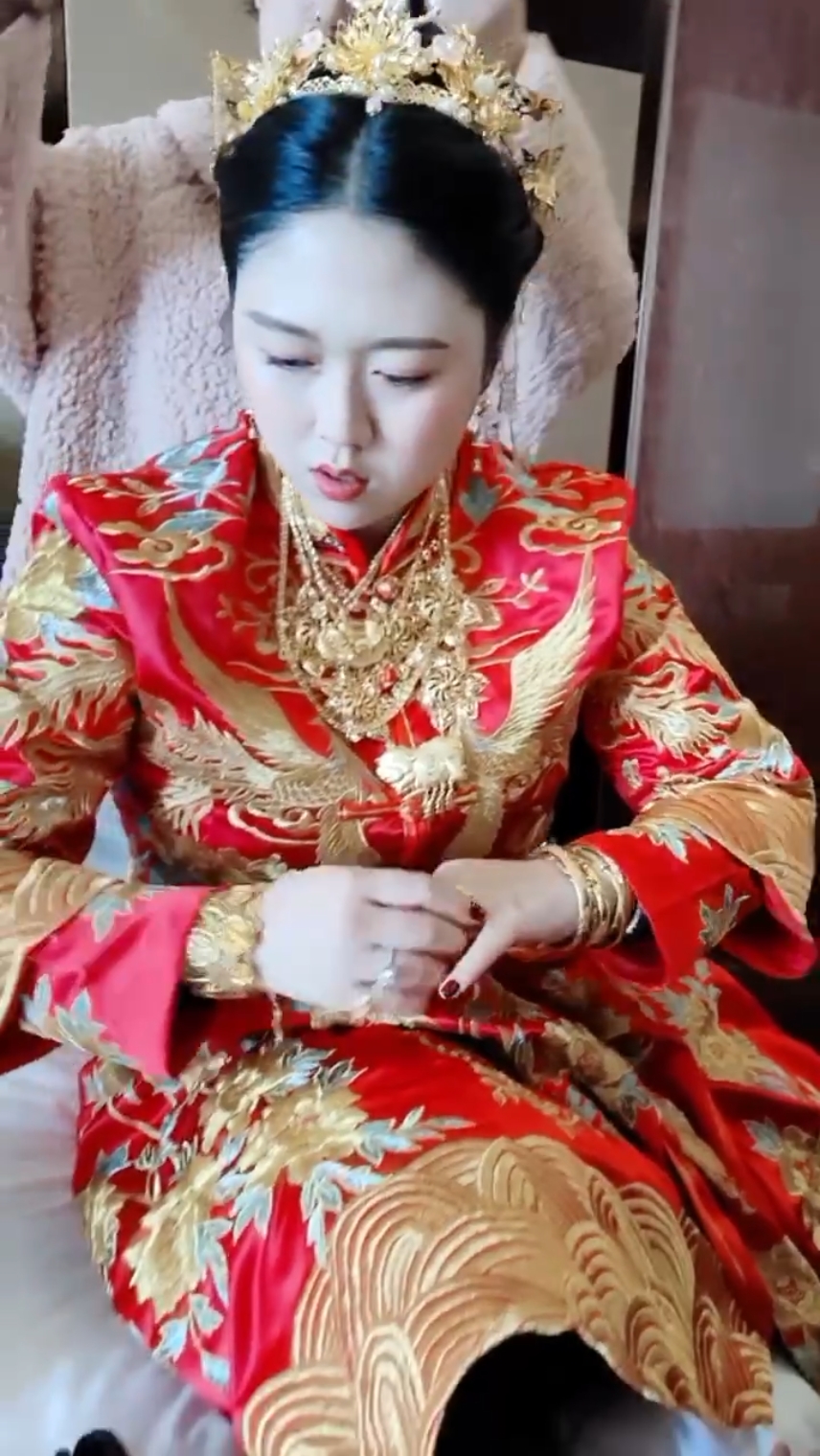 搞笑段子剧#好土豪的新娘,陪嫁一台奔驰轿车,现金80w,新郎今天是全