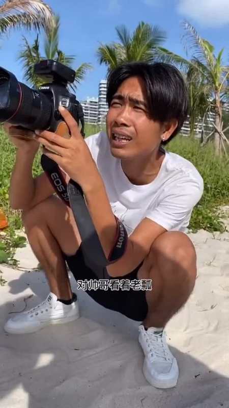 这摄影师把旁边的游客逗得哈哈大笑啊