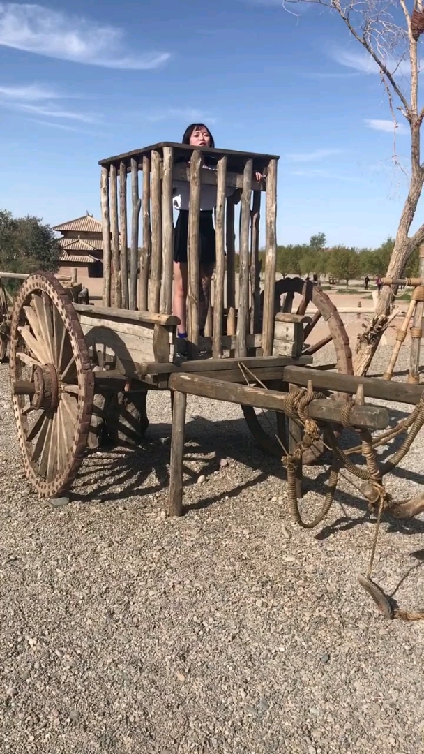 美女进古代囚笼体验生活,感觉不一样吗