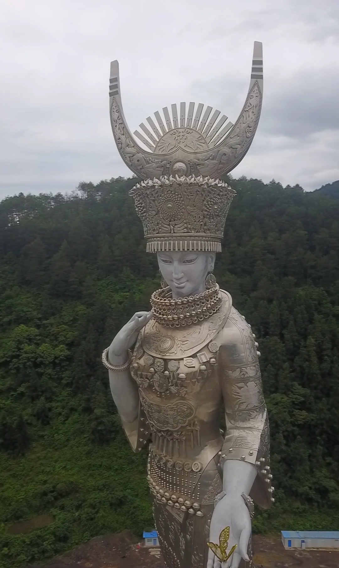 苗族女神仰阿莎雕像雕像高88米亭亭玉立落在他的故乡贵州剑河