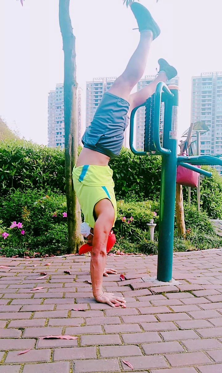 健身宁教练传递健身正能量#背靠墙倒立练习