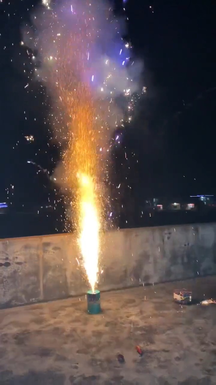 搞笑视频#都好久没有看到过烟花了