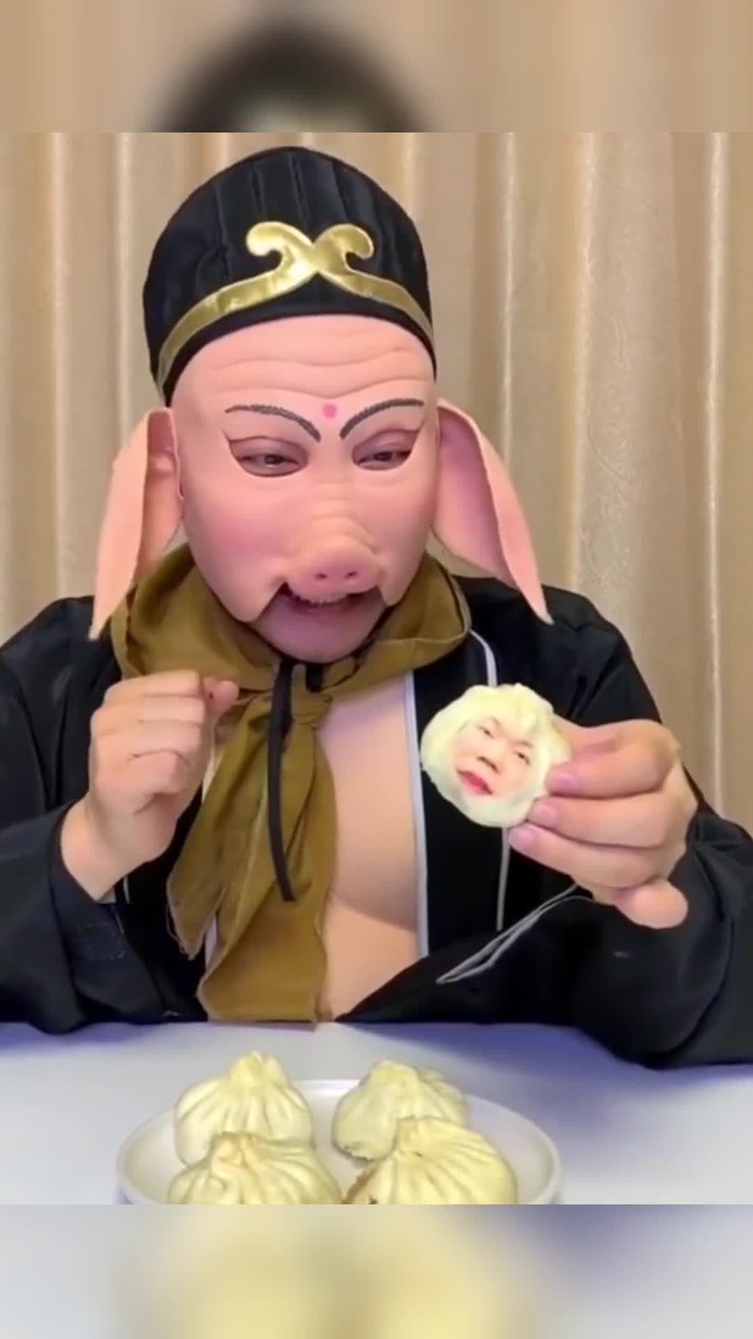我要上热门#包子一直叫猪八戒别吃它,猪八戒一点也不听话!