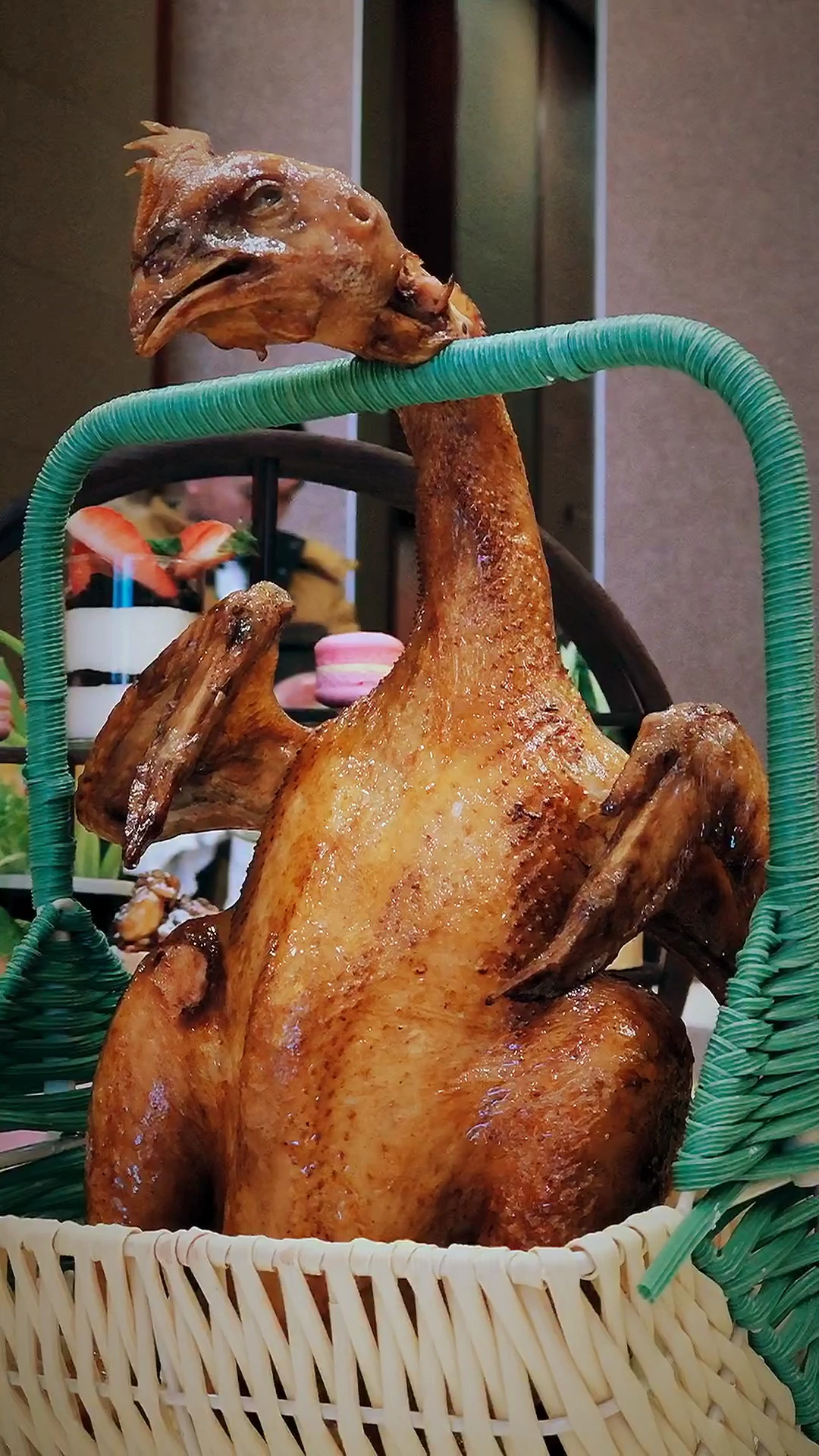 东北菜,鸡是这样摆盘的,怪吓人的.