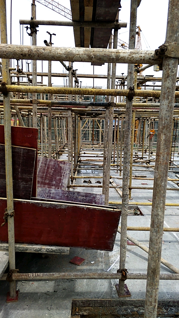 搭架子#工地上的搭架子,搭好了看看这么多密密麻麻的钢管.