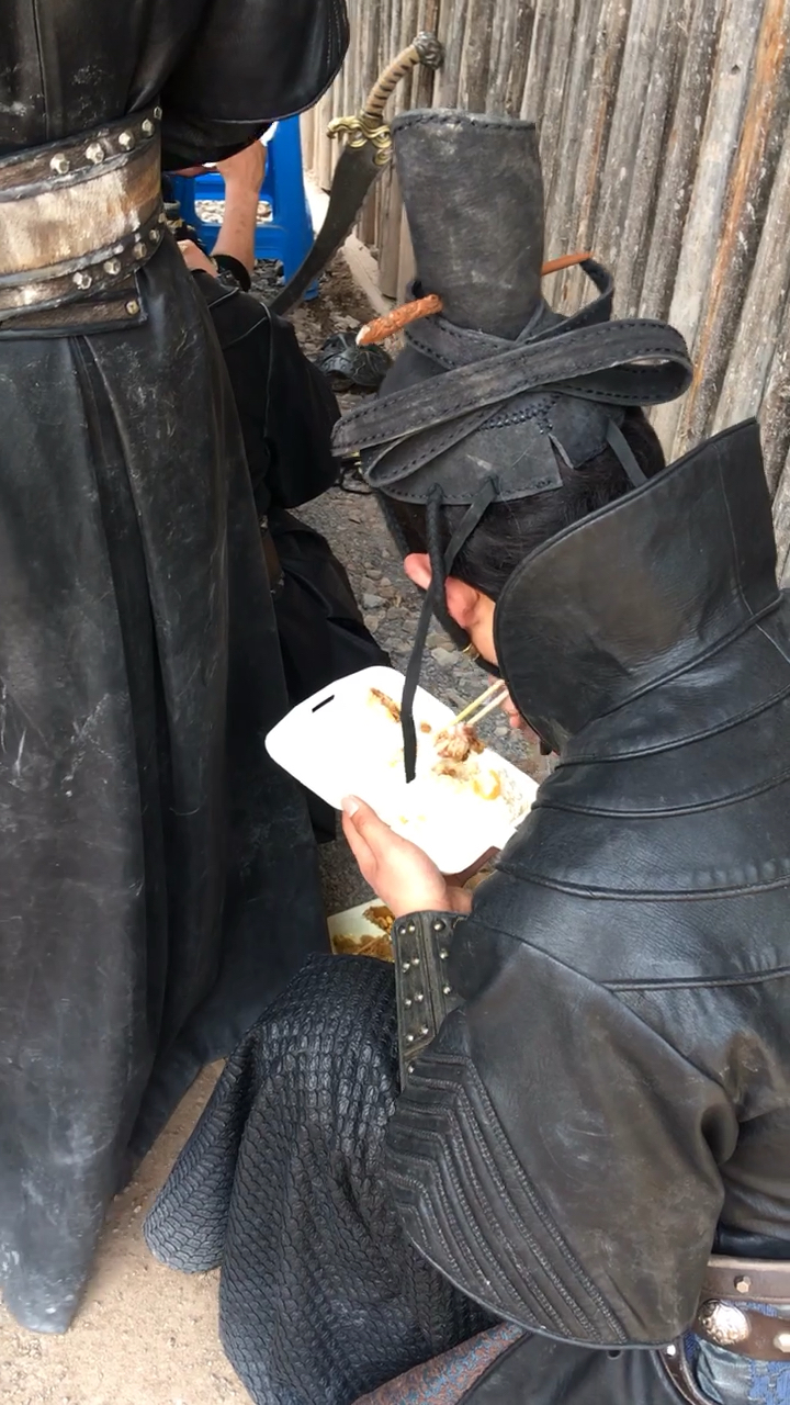 群演正在吃中午饭,就这样蹲在地上吃!