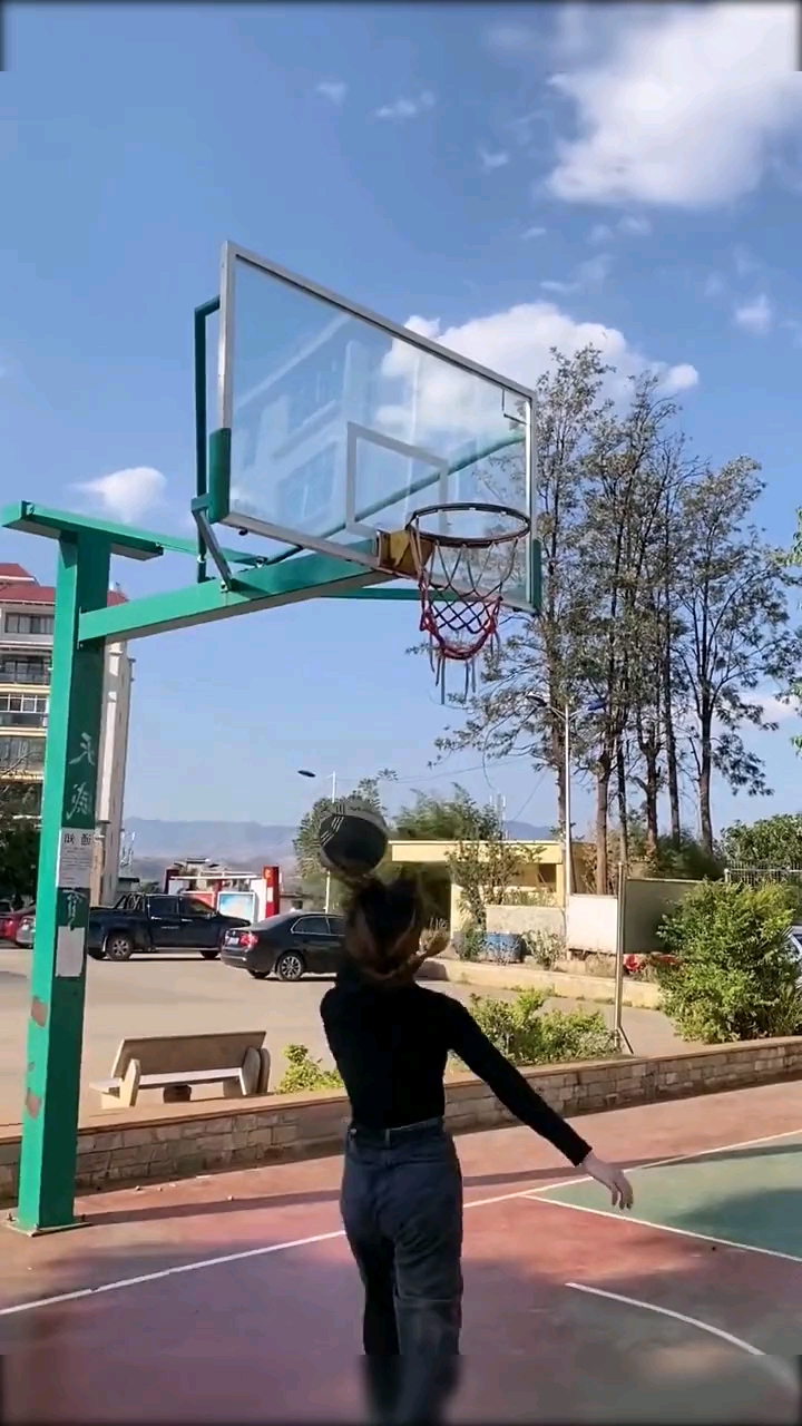灌篮高手#无意中拍到一美女漂亮的一击灌篮!